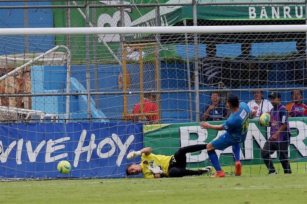 Así afrontan el partido de vuelta Cobán y Guastatoya. EFE