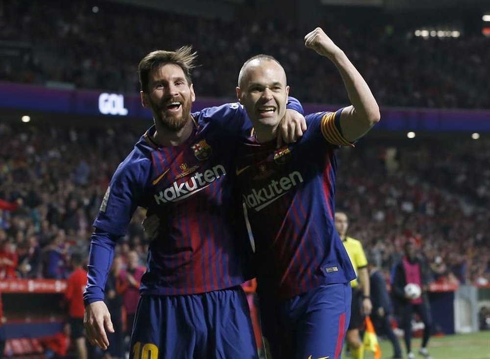 Messi e Iniesta protagonizan un vídeo sobre el día de Sant Jordi. EFE