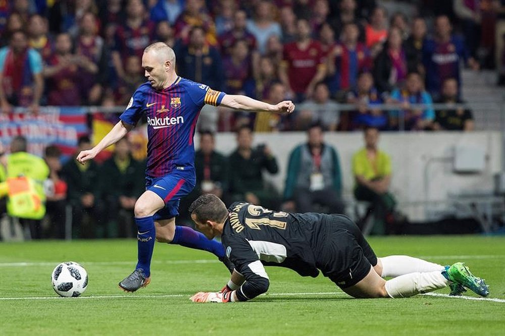 Iniesta anotó el 0-4 para el Barcelona. EFE