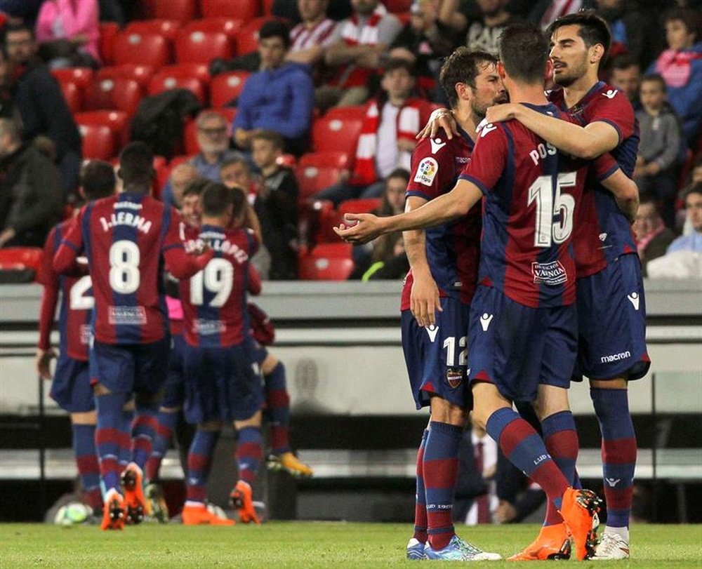 El Levante confirmó su permanencia desde el sofá. EFE