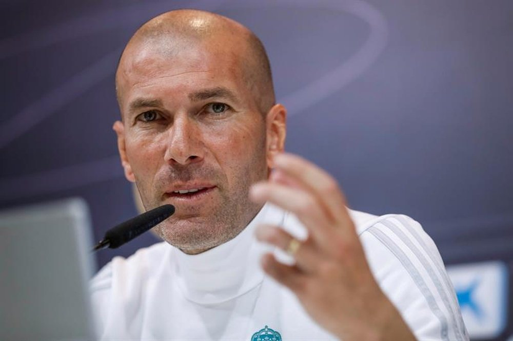 Zidane va con todo al Camp Nou. EFE
