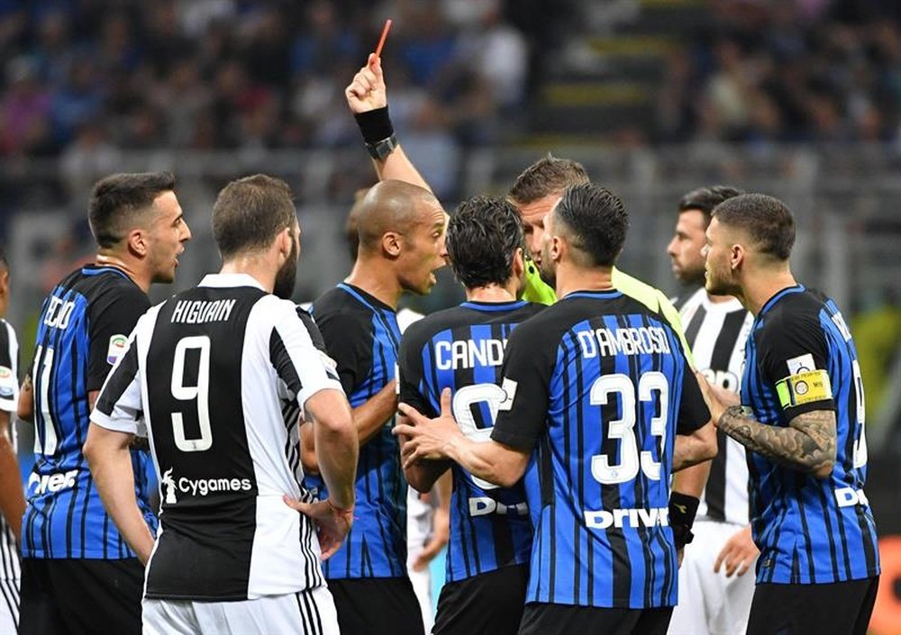 The referee was centre of attention. EFE