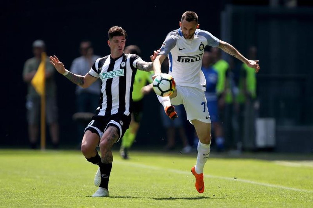 Rodrigo de Paul (L) is close to joining Fiorentina from Udinese. EFE