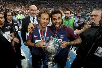 Dani Alves cenó con Neymar en Barcelona. EFE