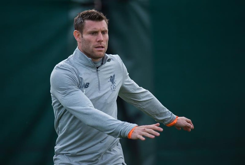 Milner felicitó a Salah de una manera especial. EFE/Archivo