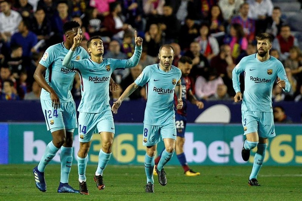 Barcelona's turquoise kit doesn't seem to be working. EFE