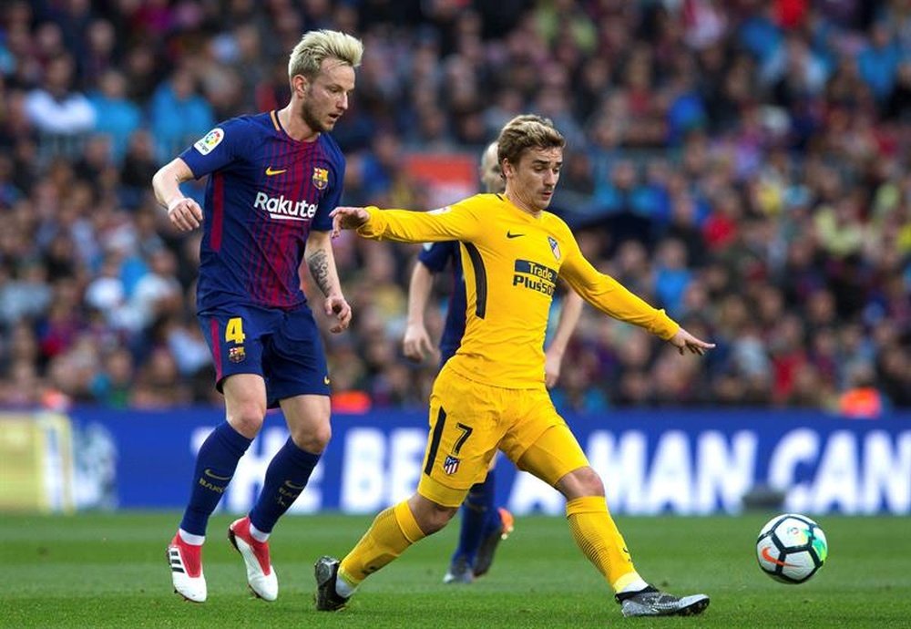 Rakitic (L) could soon be making the switch to Atletico Madrid. EFE