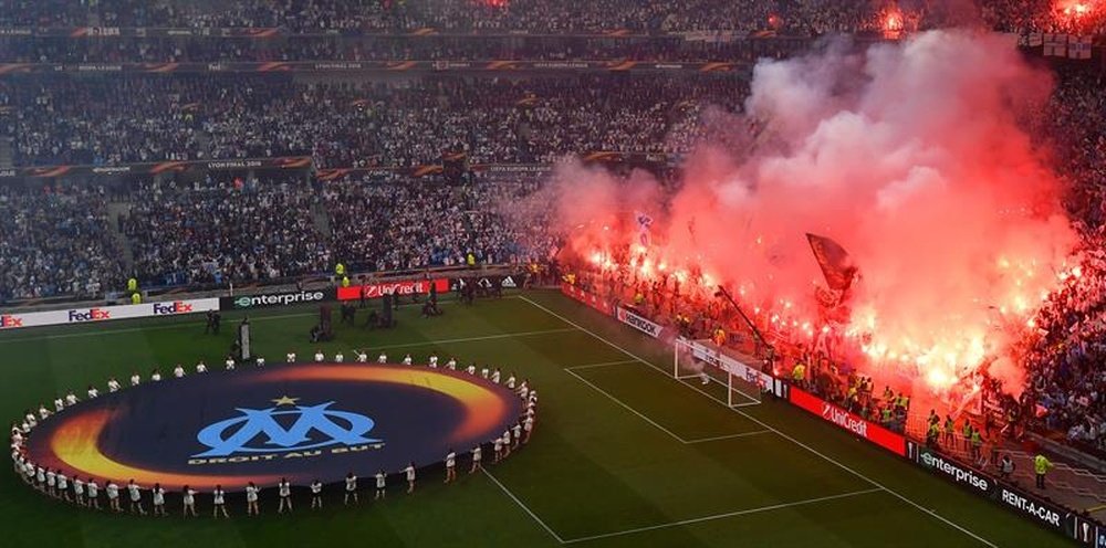 Las aficionados del Olympique de Marsella encendieron bengalas en la final de la Europa League. EFE