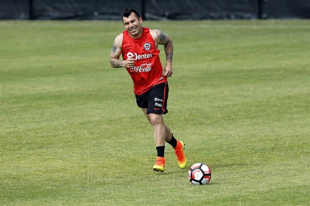 Medel, baja para la próxima jornada. EFE