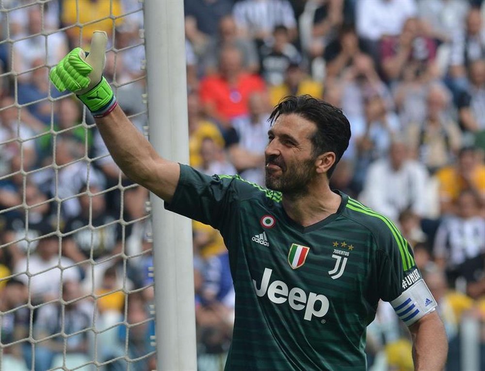 Buffon salue l'histoire. EFE