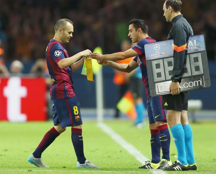 Barcelona's Xavi Hernandez (R) substitutes Andres Iniesta. EFE