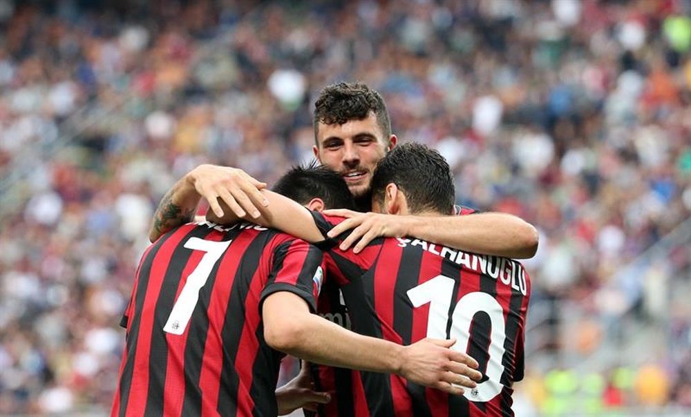 Festejo da equipa do Milan após marcar o 5º golo. EFE