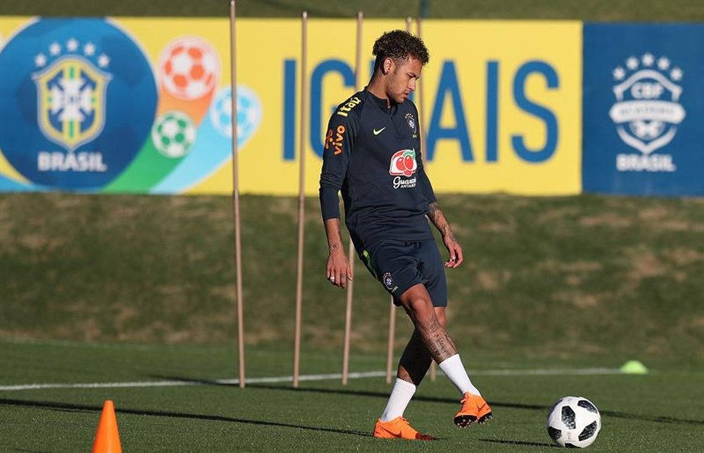 Neymar ya toca balón. EFE