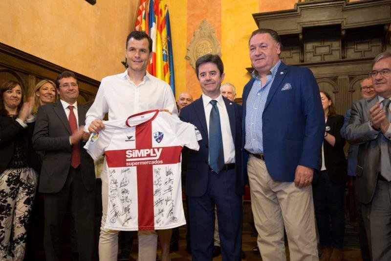 El Huesca realizó una ofrenda a su patrón. EFE