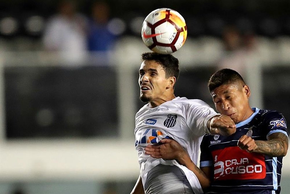 Lucas Veríssimo é alvo do interesse de diversos clubes e tem saída cogitada pelo Santos. AFP