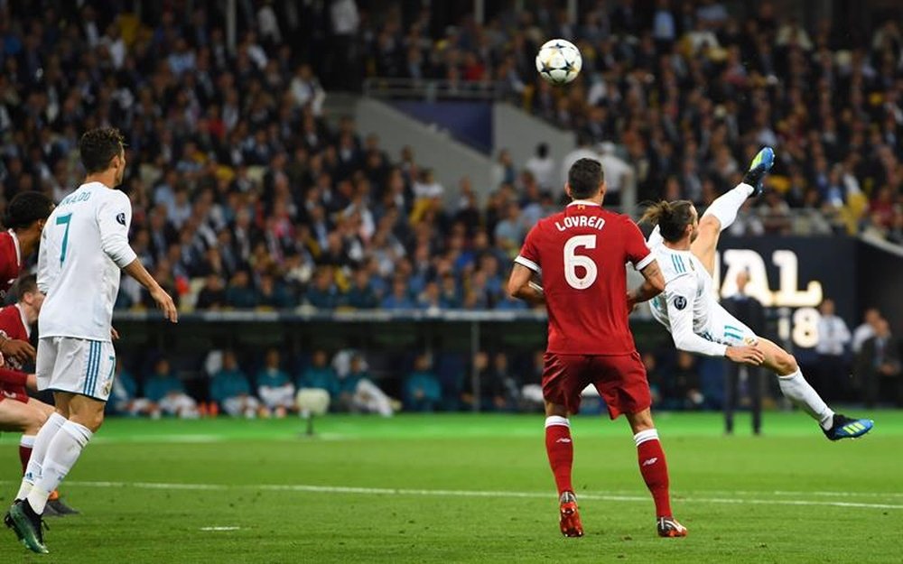 El gol de chilena de Bale se ha colado a última hora en la lucha por ser el mejor del año. EFE/EPA
