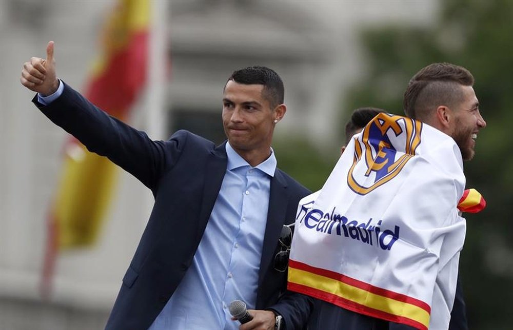CR7 e o capitão Sergio Ramos comemorando o título na Praça Cibeles. EFE