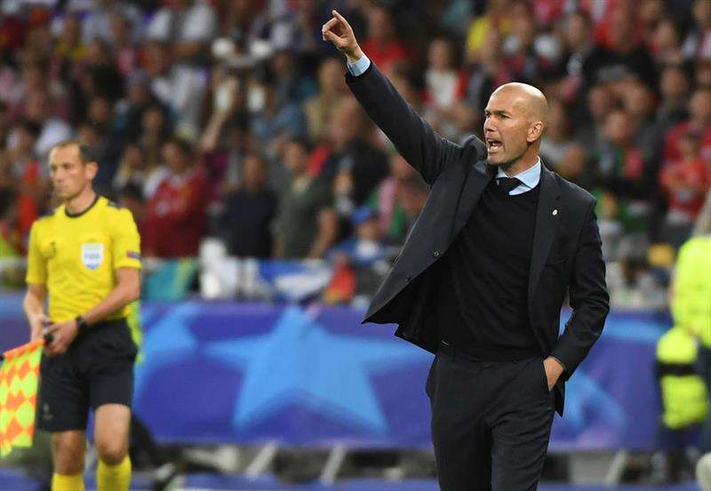 Zinedine Zidane, dando órdenes durante un encuentro del Real Madrid