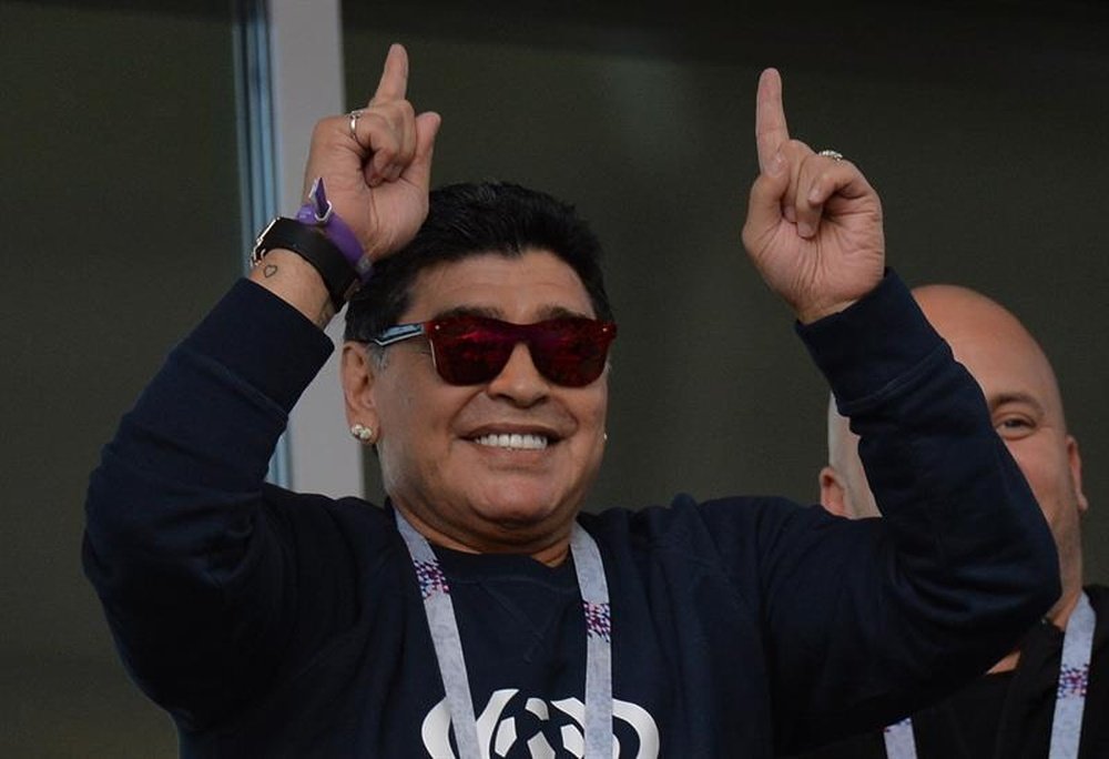 El exfutbolista argentino Diego Maradona fue registrado este sábado, antes del partido de la selección de su país contra Islandia y en el inicio del grupo D del Mundial FIFA Rusia 2018, en el estadio Spartak de Moscú (Rusia). EFE