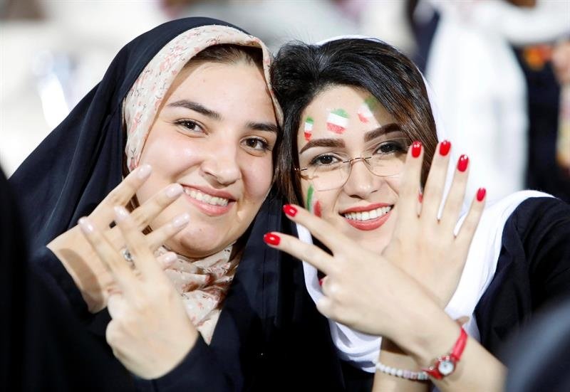 Las mujeres pudieron ver a Irán en el estadio por primera vez. EFE