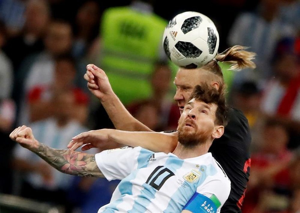 A Messi lo buscaron sin suerte hasta en los balones aéreos. EFE