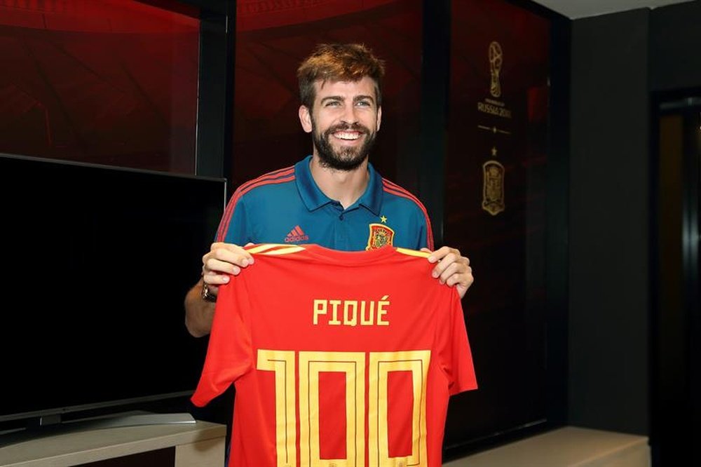 Piqué recibió un reconocimiento por su trayectoria con España. EFE