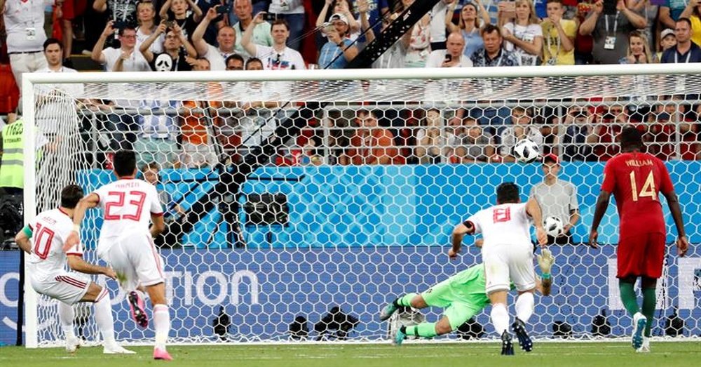 El penalti que supuso el empate de Irán. AFP