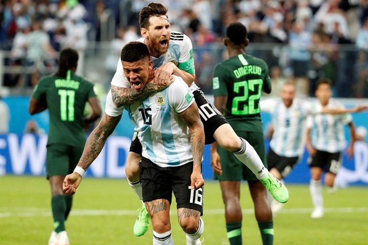 Messi and Rojo send Argentina to the knockouts in dramatic fashion