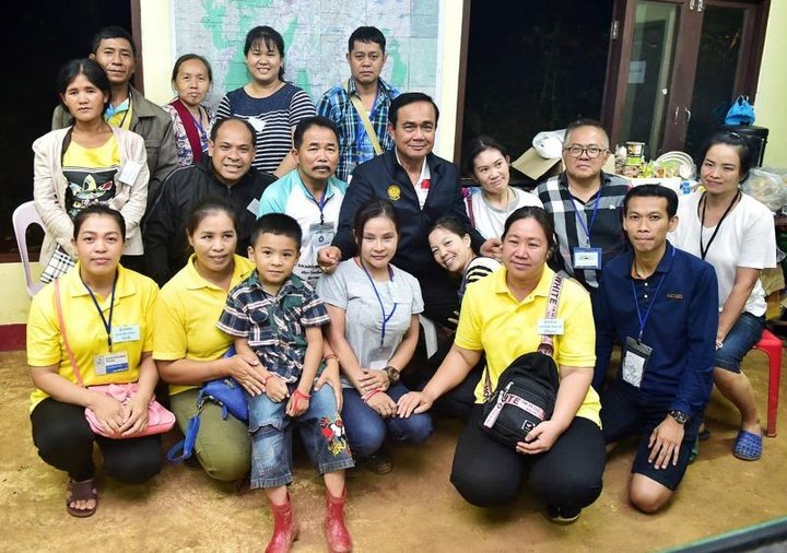 Los pequeños futbolistas de Tailandia dan las gracias por el rescate