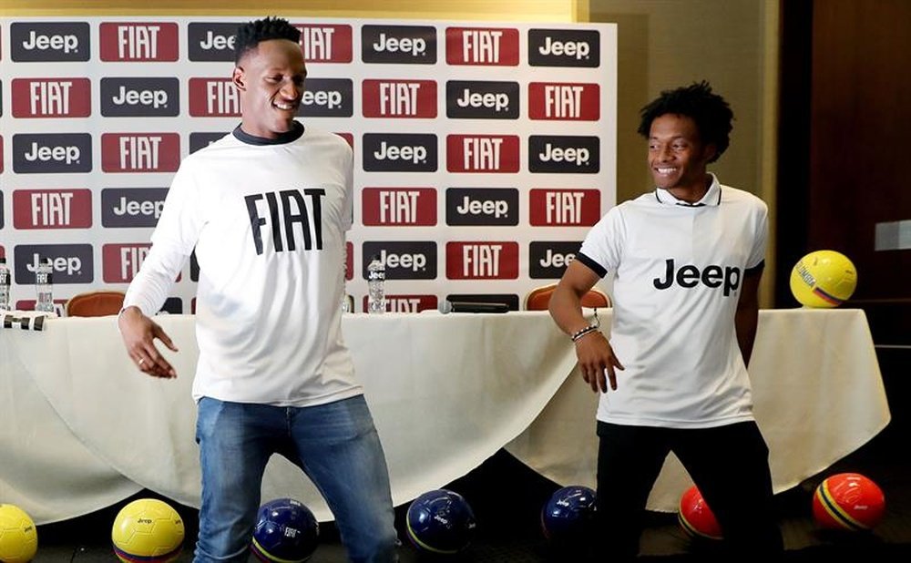 Los futbolistas 'cafeteros' se arrancaron a bailar en un acto publicitario. EFE