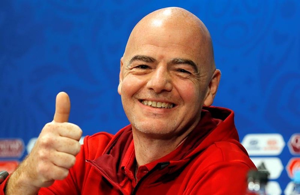 Infantino bromeó con el premio que otorga la FIFA. EFE