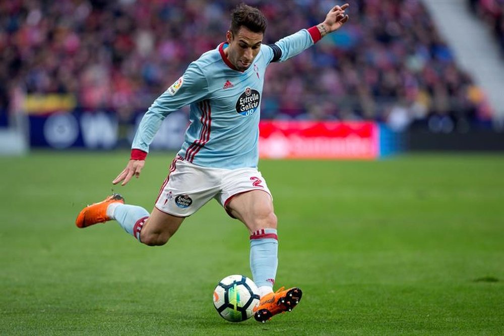 Celta Vigo's Hugo Mallo chased by Fulham. EFE