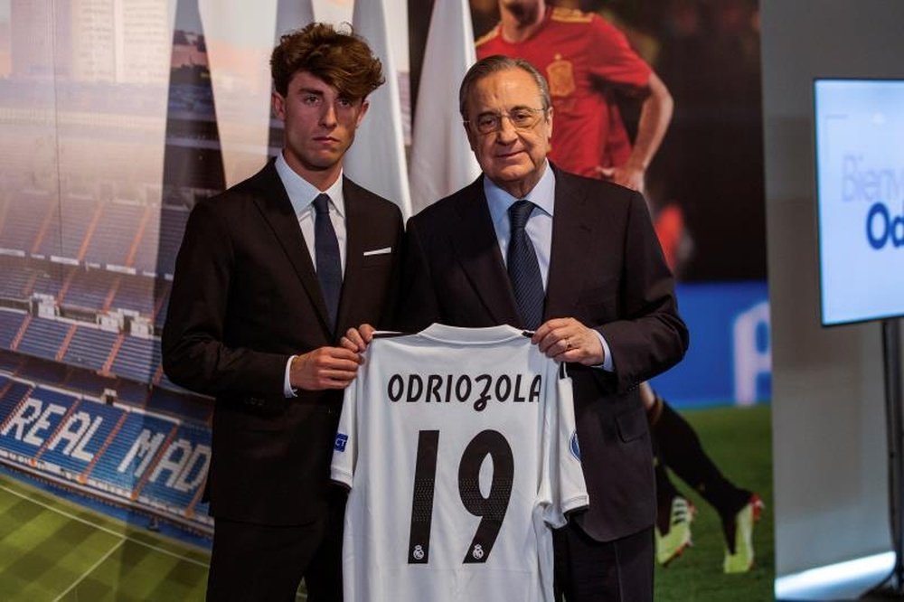 Odriozola completó su primer entrenamiento con el Real Madrid. EFE