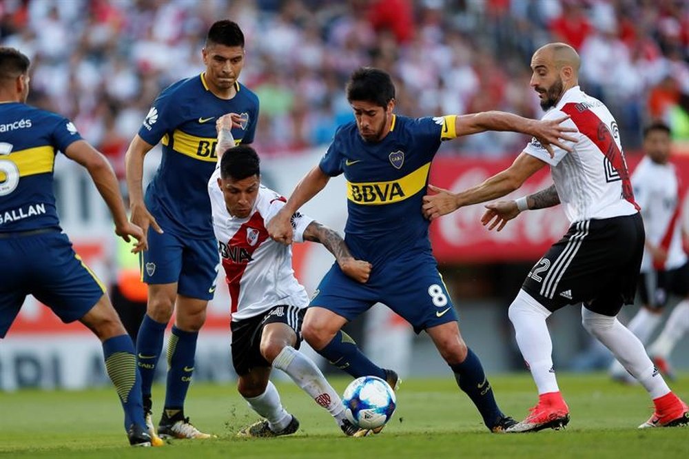 Las aficiones de Boca y River están orgullosas de sus apodos. EFE/Archivo