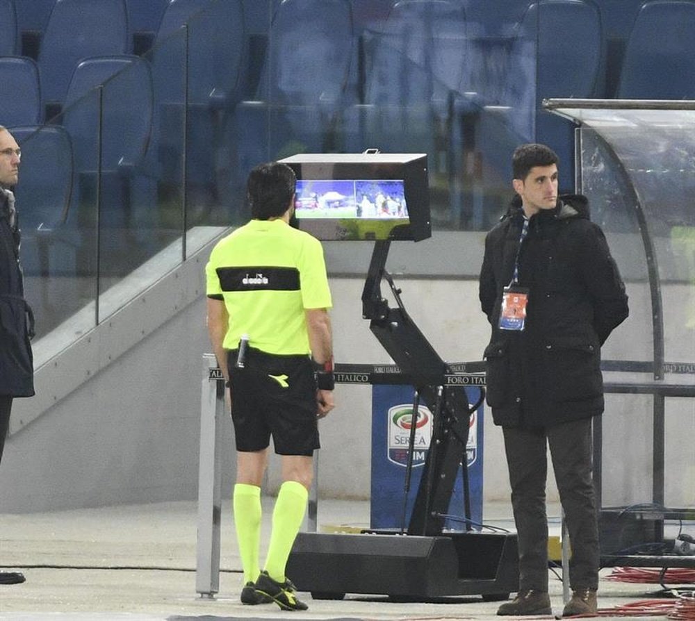VAR caused the game at the San Paolo to be delayed. EFE