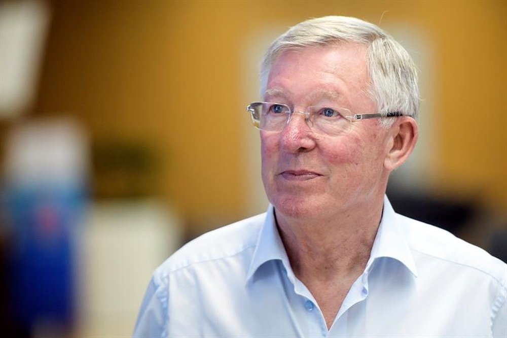 Alex Ferguson paid tribute to Paul Scholes via video at a dinner in his honour. EFE