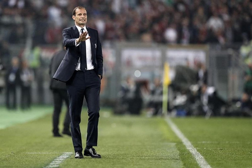 Allegri was not happy with Douglas Costa. EFE