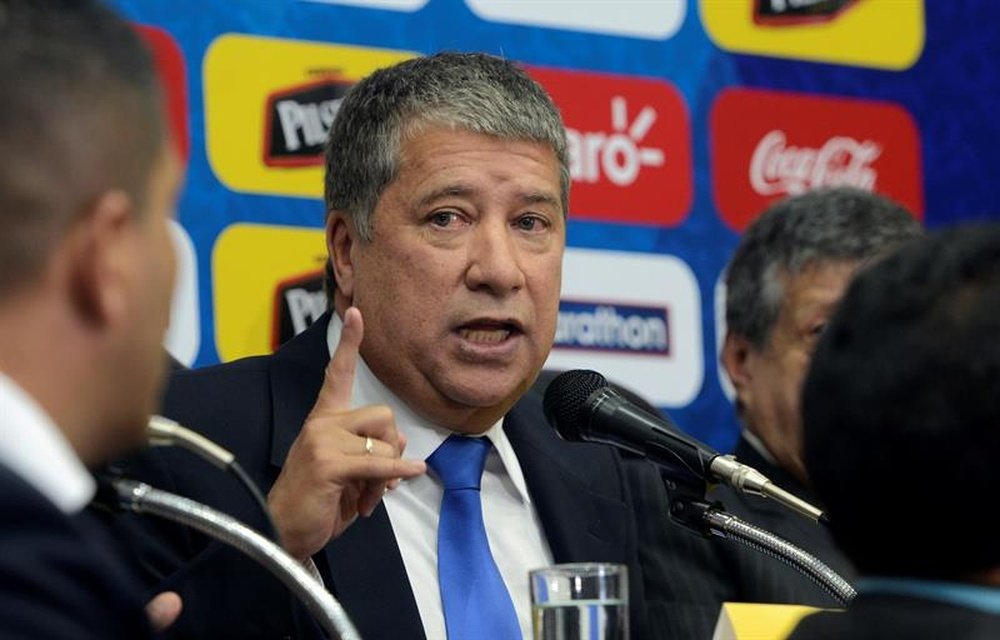 La rueda de prensa de ¡45 segundos! del seleccionador de Ecuador. EFE