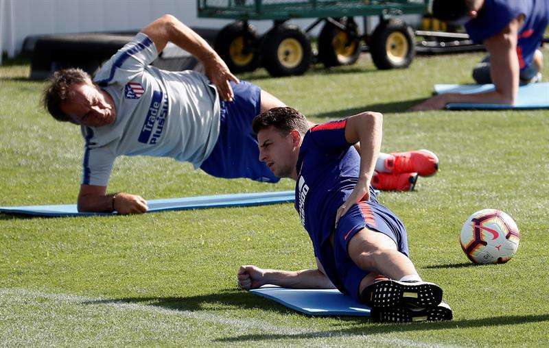 Santiago Arias (r) has attracted Everton's attention. EFE