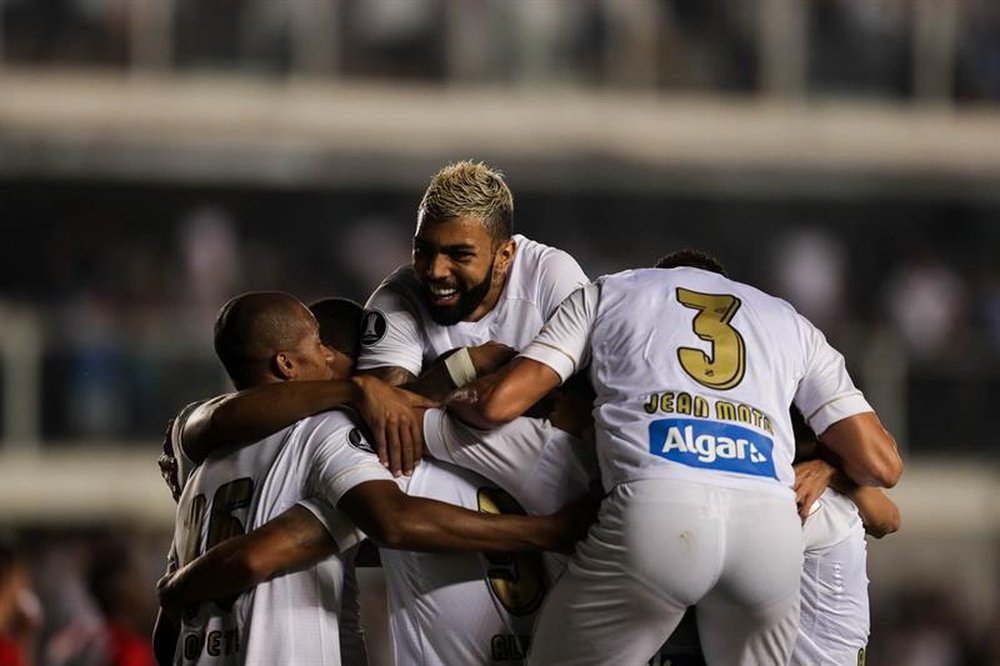 Con los tres puntos de este sábado, el Santos sale de la zona de descenso a segunda división y tiene balance de cinco victorias, seis empates y ocho derrotas. En la imagen el registro de otra de las celebraciones del Santos de Brasil. EFE/Archivo