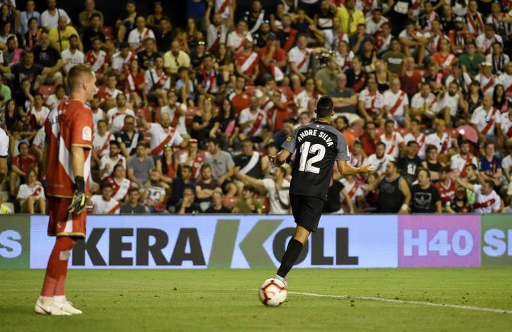 André Silva debutó en Primera anotando un 'hat trick', como Romario. EFE