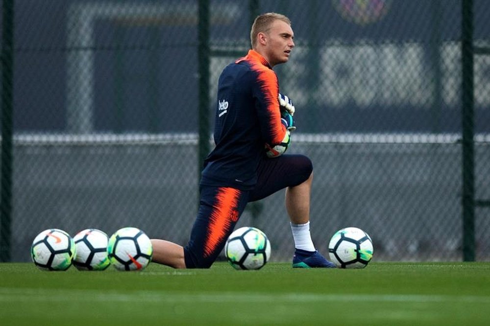 Jasper Cillessen is one of four players who could move between Barcelona and Valencia. EFE