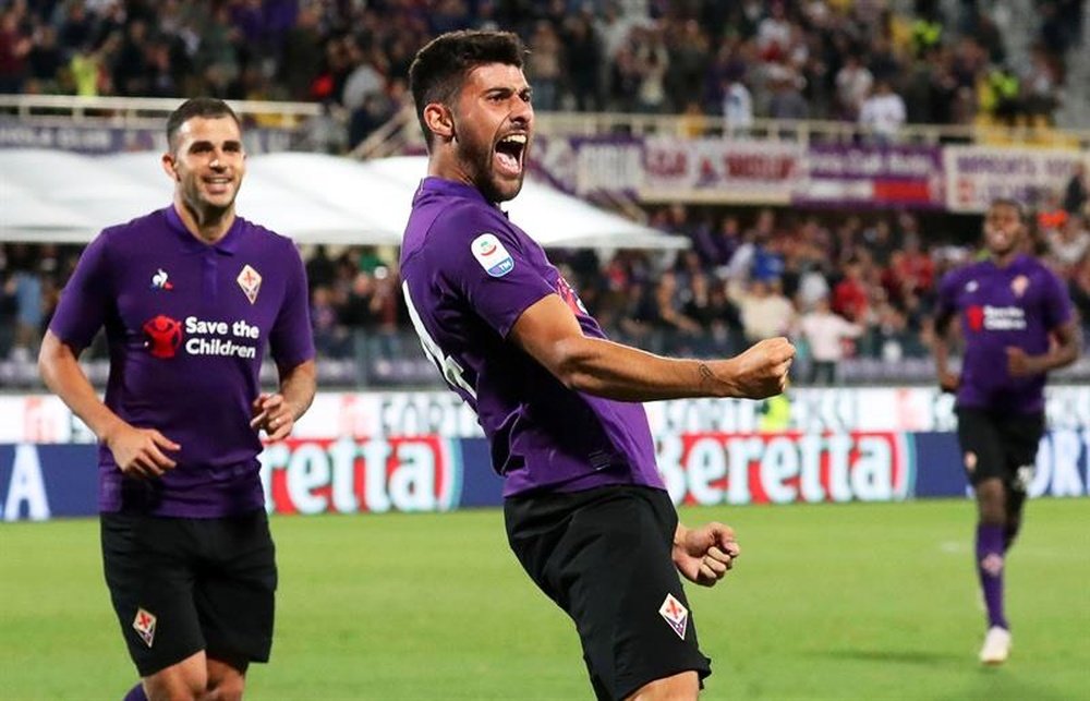 El medio del Fiorentina Marco Benassi (d) celebra su gol al AC Chievo Verona en Florencia, Italia. EFE/EPA