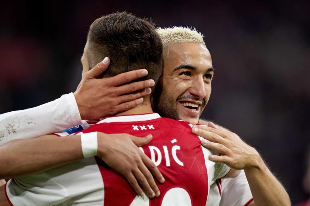 Ziyech celebrates with Tadic, who provided the assist. EFE