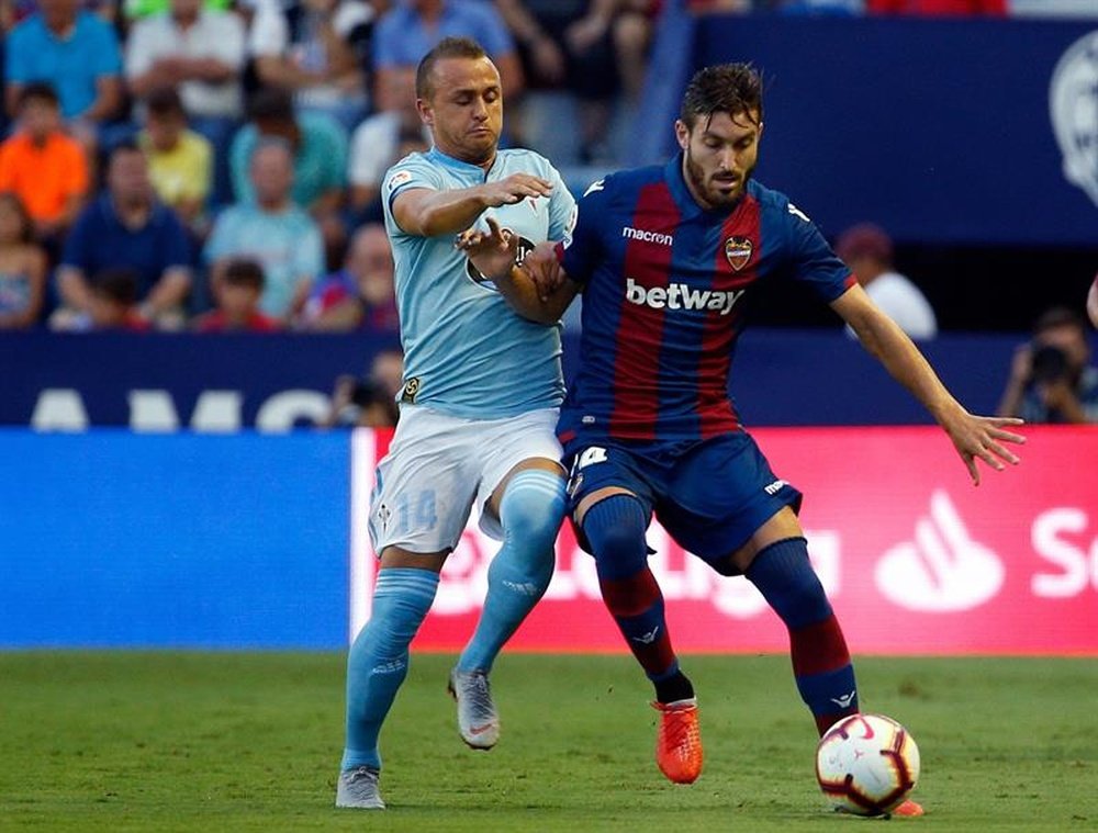 Lobotka aún se está adaptando a la posición la que lo usa Antonio Mohamed. EFE