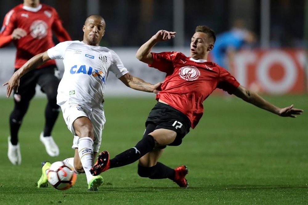 El uruguayo Carlos Sánchez fue fundamental en la victoria de Santos ante Fluminense. EFE/Archivo