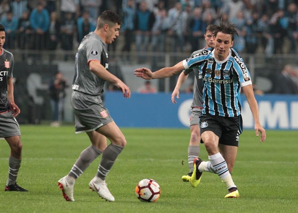 Geromel sofre trauma no pé e desfalca o Grêmio por 15 dias. AFP