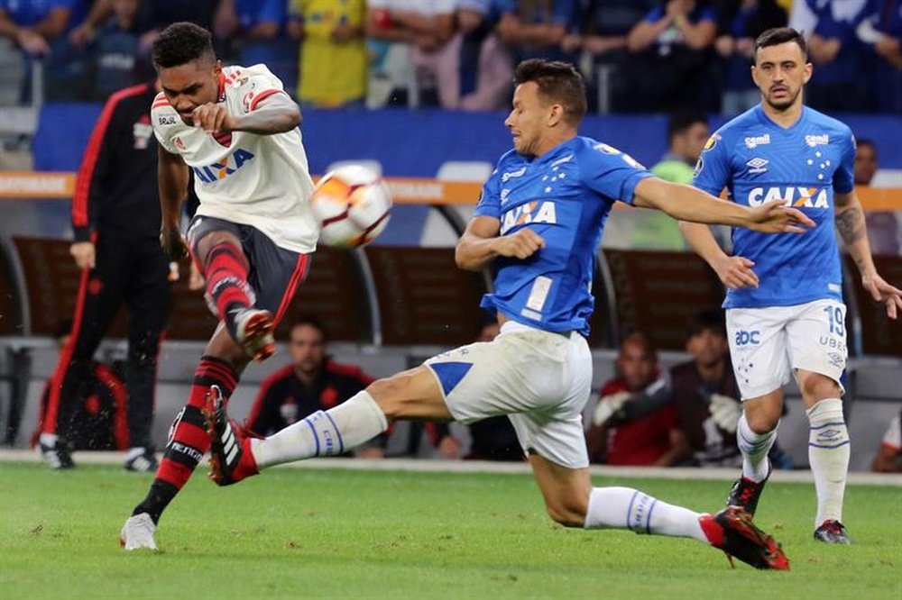Cruzeiro avanzó a cuartos de final pese a perder ante Flamengo. EFE