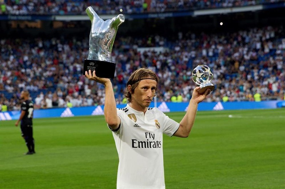 Modric ofreció sus premios al Bernabéu. EFE
