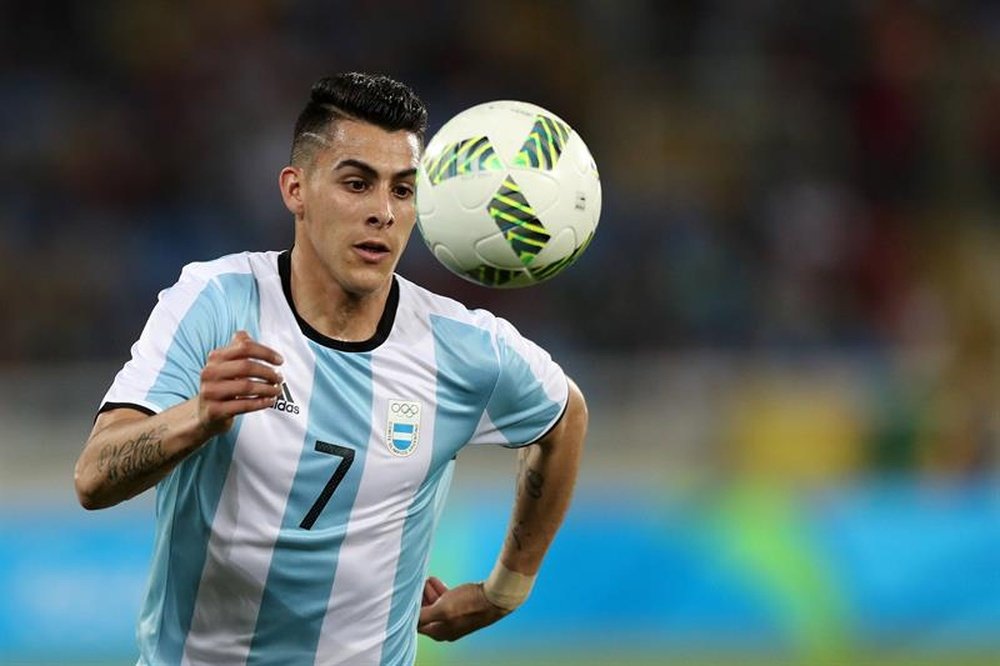 Cristian Pavón levado a justiça por cuspir em um policial. EFE